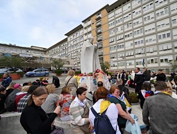 Personas se congregan a las afueras del Hospital Gemelli de Roma para orar por la salud del papa Francisco.