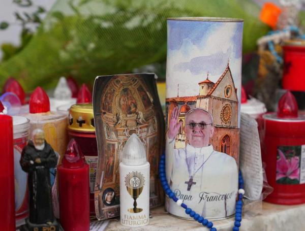 Velas y rosarios que dejan fieles a las afueras del hospital donde está el papa Francisco.