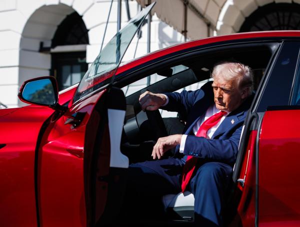 Donald Trump dentro de un carro Tesla para apoyar a Elon Musk.