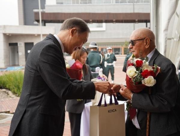 Presidente de KOICA, Won Sam Chang, entregando reconocimiento al veterano colombiano de la Guerra de Corea, Fabio Guillermo Lugo Peñaloza