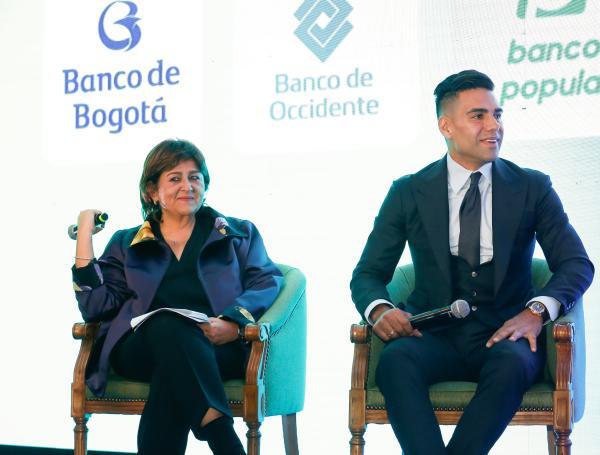 María Lorena Gutiérrez, presidenta del Grupo Aval, junto a Falcao.