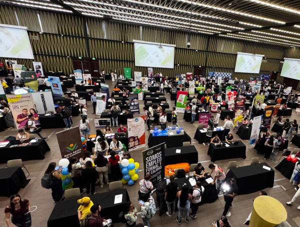 Feria laboral en Neomundo