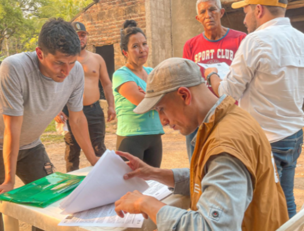 Campesinado recibe tierras.