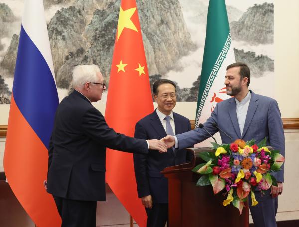 China, Rusia e Irán piden el fin de las sanciones y crear una buena atmósfera diplomática