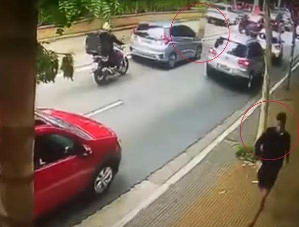 Dos ladrones fueron captados corriendo por la avenida Nueve de Julio de Sao Paulo.