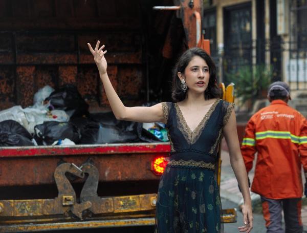 Ópera en camiones de basura en Medellín