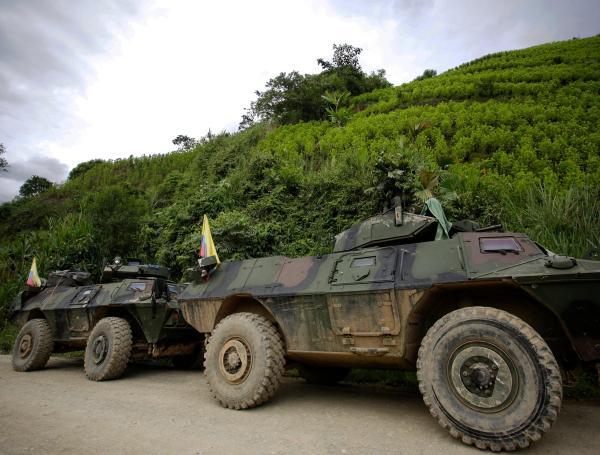 Tanquetas del Ejército, en medio de las montañas del Micay con coca.