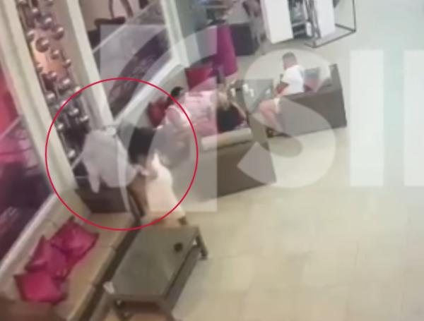 Sudiksha Konanki junto a una amiga en el lobby del hotel en Punta Cana.