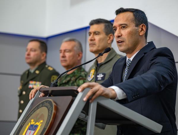 El ministrio de Defensa, Pedro Sánchez, junto a la cúpula de la Fuerza Pública.