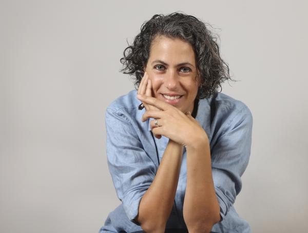 La escritora peruana Katya Adaui, autora del libro Un nombre para tu isla