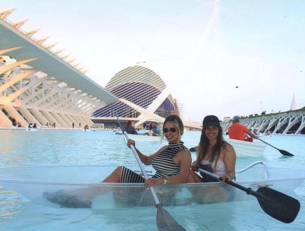 Andrea Bejarano con su hermana.