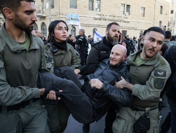 Uniformados capturan a una persona que participaban en manifestaciones contra el primer ministro de Israel, Benjamín Netanyahu.