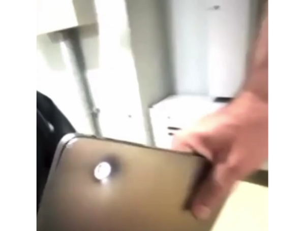Así quedó la computadora tras el impacto de la bala.