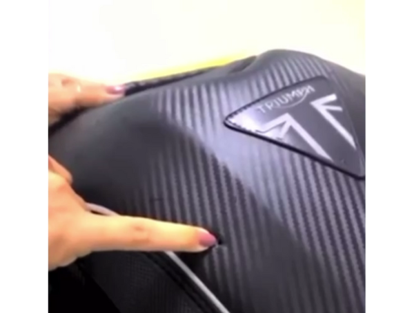 Mochila del motociclista, impactada por la bala.