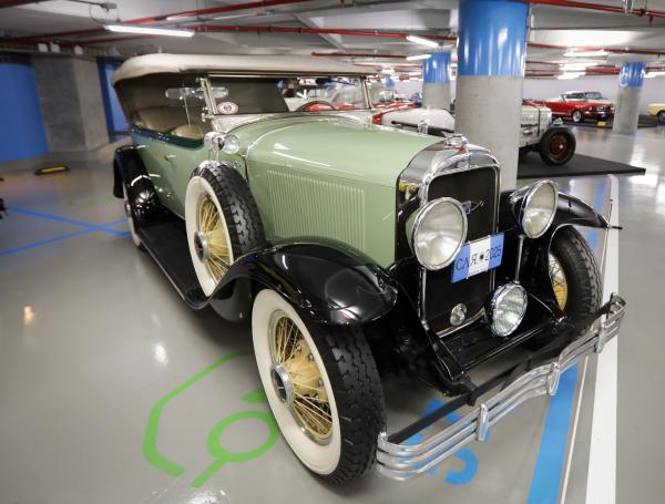 Exposición de carros antiguos en el edificio Atrio