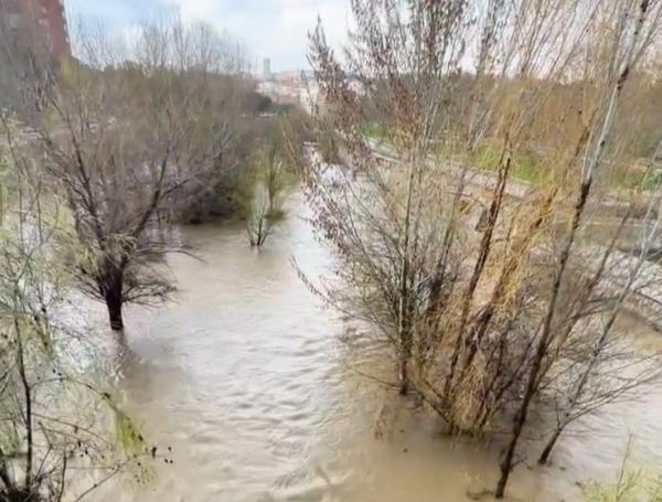 Río Manzanares en Madrid, España.