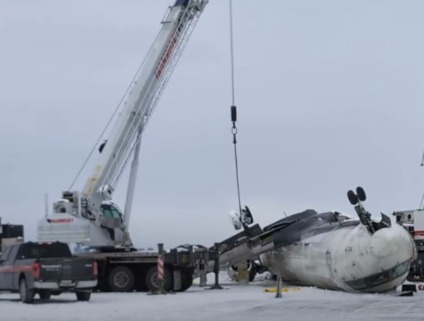 Revelan detalles del accidente del avión que se volcó en aeropuerto de Toronto tras aterrizar en la pista