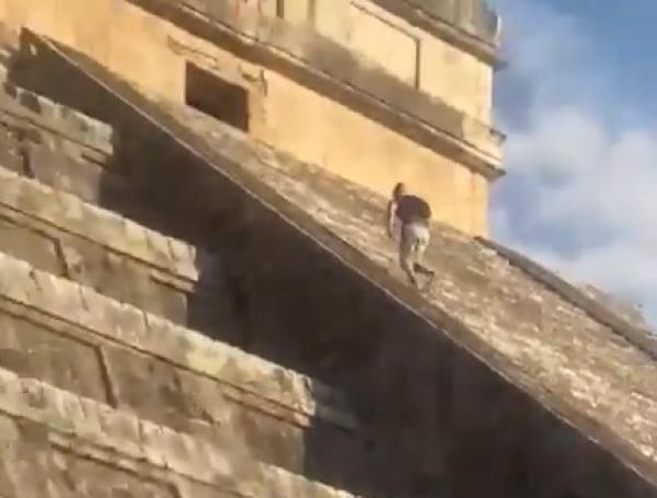 Turista alemán subió a pirámide de Chichén Itzá.