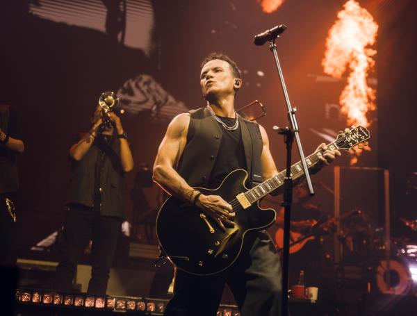 Fonseca durante su concierto del 'Tropicalia Tour' en Bogotá, el 4 de abril de 2025.