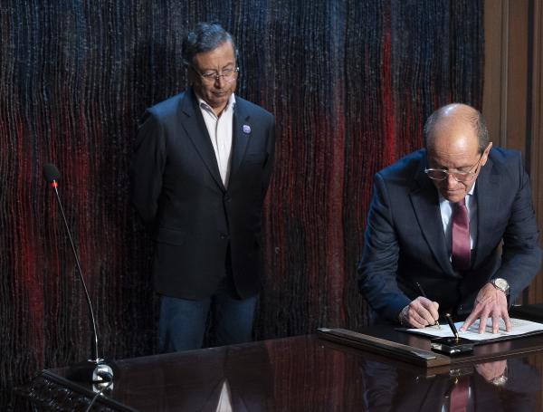 El presidente Gustavo Petro juramentó a Álvaro Echeverry como magistrado del CNE.