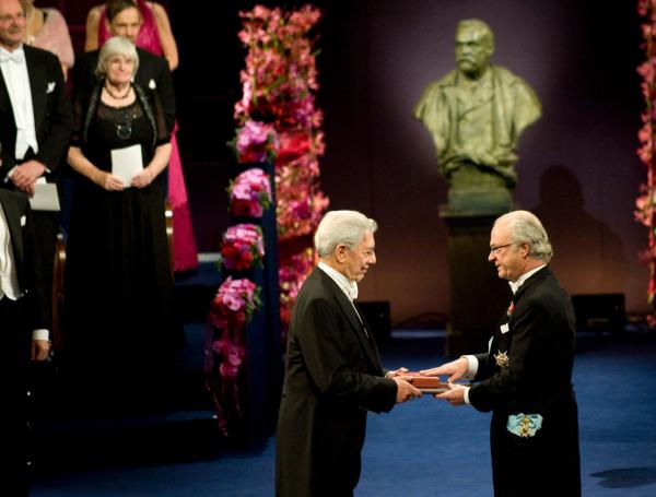Mario Vargas Llosa recibe el Nobel Literatura en 2010.