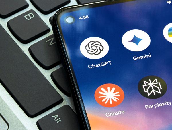 Sistemas en Android o en iPhone aprenden de los movimientos, consultas, datos, correos, y mensajes que los usuarios hacen.