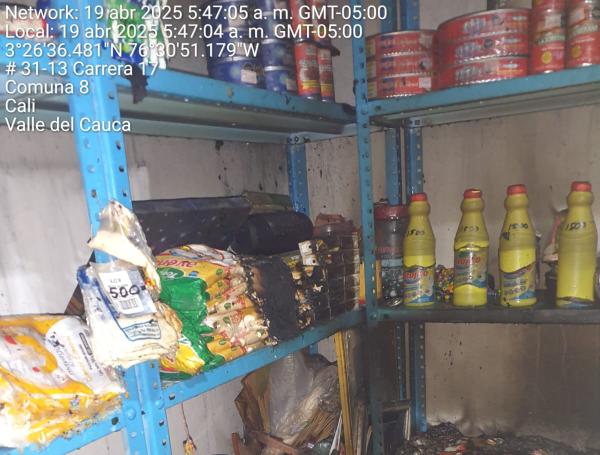 Incendio en el barrio La Floresta, en una estructura de tres pisos.