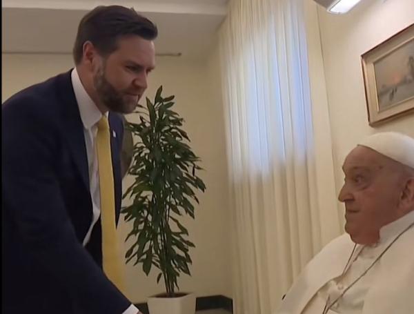J.D. Vance y el Papa Francisco este domingo.