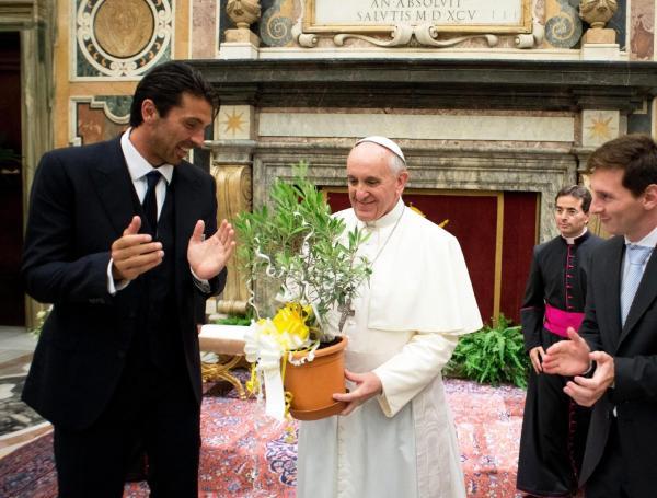 El papa con Messi y Buffon
