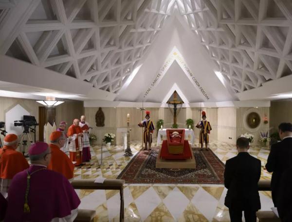 Ataúd del Papa Francisco en la capilla de Santa Marta