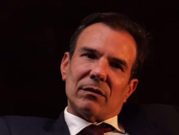 Este es el escritor, investigador y consultor que está detrás de la revelación.