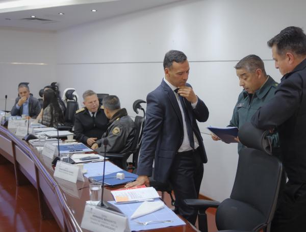 El ministro de Defensa, Pedro Sánchez, junto a la cúpula de la fuerza pública.