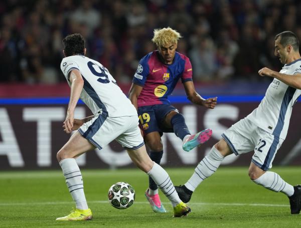 El delantero del FC Barcelona, Lamine Yamal, remata ante los jugadores del Inter durante el encuentro correspondiente a la ida de las semifinales de la Liga de Campeones que disputan hoy miércoles FC Barcelona e Inter en el estadio Olímpico Lluis Company, en Barcelona.