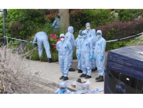 Forenses en la escena del crimen.