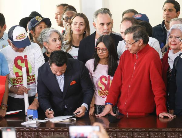 El presidente Petro, acompañado de congresistas y ministros, radicó la consulta en el Senado.