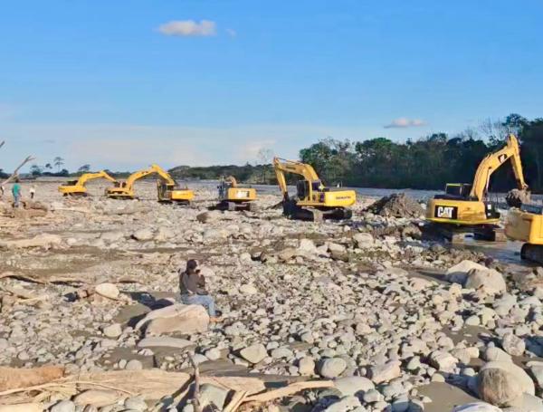 La UNGRD envió ocho máquinas amarillas para cumplir labores de apoyo en comunidades aledañas al río Ariari.