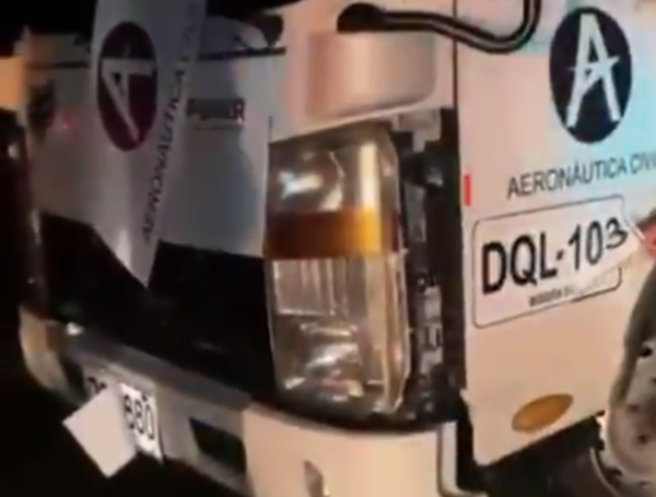 Los logos de la Aeronáutica Civil en el camión.