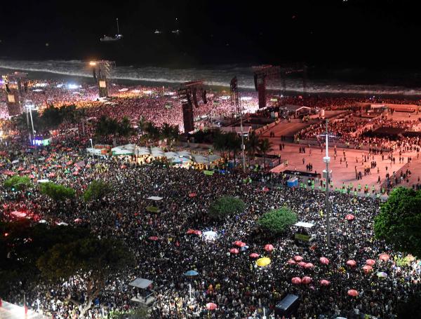 Aerial view of fans waiting for the mega-concert of US pop star Lady Gaga at Copacabana beach in Rio de Janeiro, Brazil on May 3, 2025. (Photo by Daniel RAMALHO / AFP)