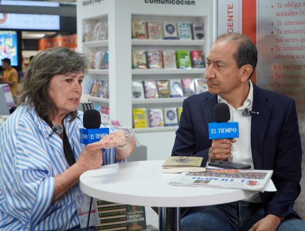 Laura Restrepo (izq.), escritora, y Andrés Mompotes (der.), Director de El Tiempo.