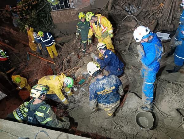 Cuerpos de rescate se encuentran desde la madrugada en diferentes barrios de Itagüí atendiendo la emergencia.
