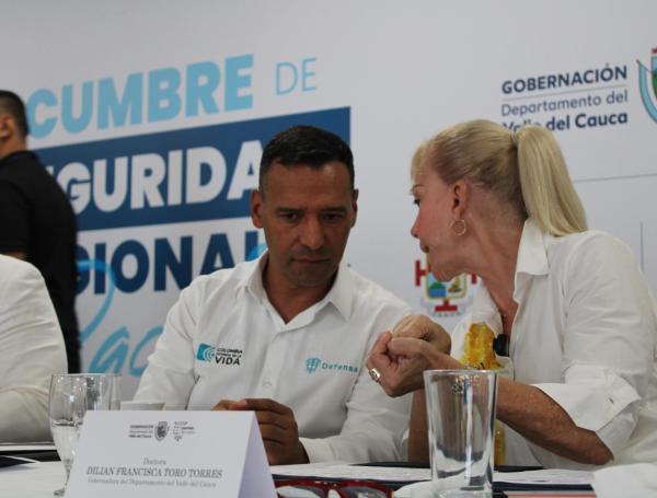El ministro de Defensa, Pedro Sánchez y la gobernadora del Valle, Dilian Francisca Toro