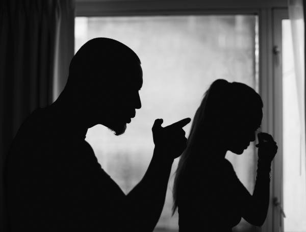 La mujer abandonó su hogar debido al maltrato físico y amenazas de su esposo.