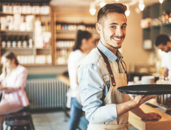 Los meseros prestan servicio a los clientes de restaurantes o asistentes de eventos.