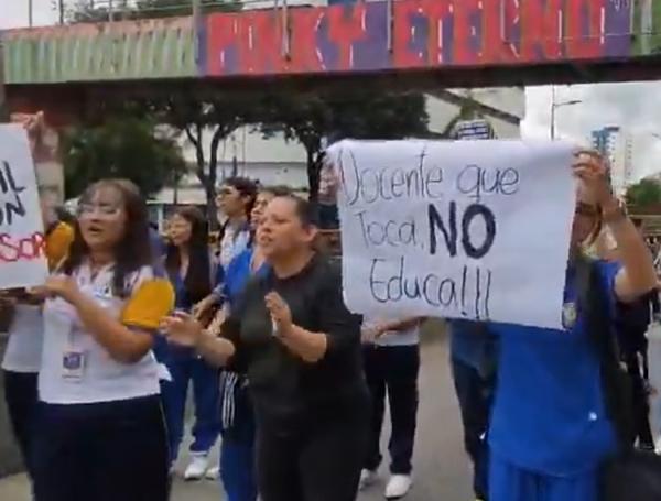 Protestas al frente de la Normal Superior