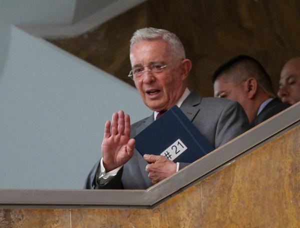 Álvaro Uribe Vélez a la salida del segundo interrogatorio.