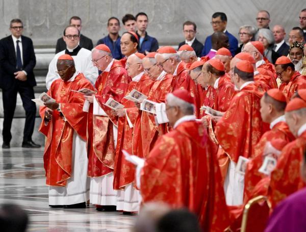 Cardenales en misa previa al inicio del cónclave.