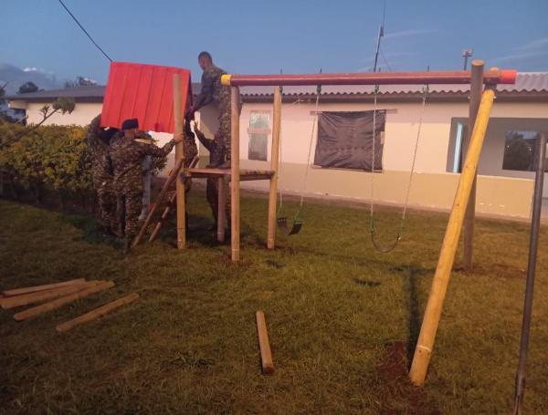 Este es el parque infantil entregado por el Ejército en El Plateado.