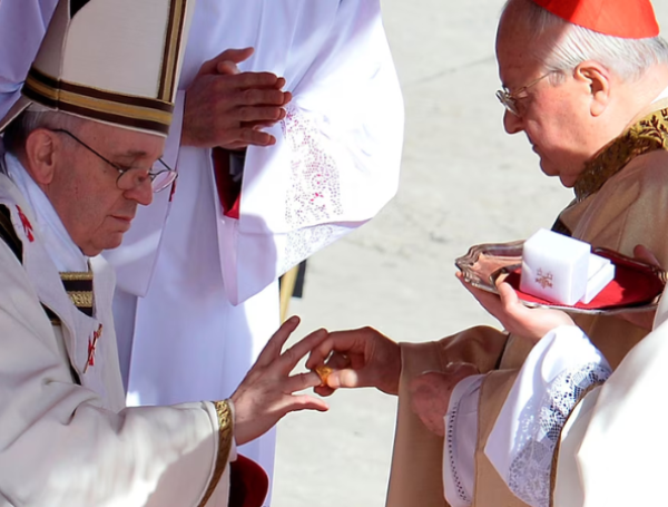 El cardenal italiano Angelo Sodano coloca el Anillo del Pescador, hecho de plata bañada en oro, en un dedo del Papa Francisco durante su grandiosa misa de inauguración el 19 de marzo de 2013 en el Vaticano