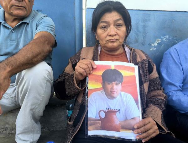 Familias a la espera de que los cuerpos de sus familiares sean entregados