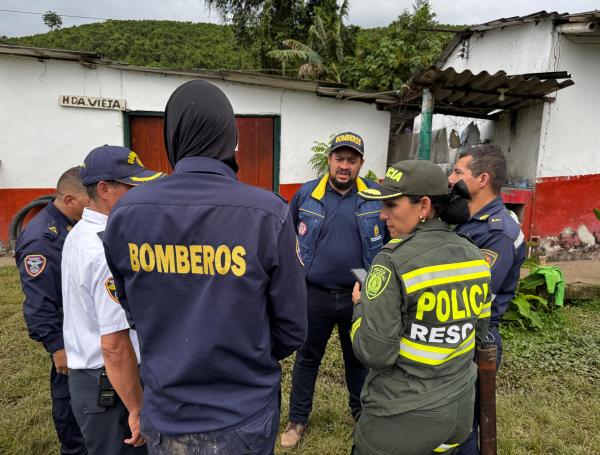 Con drones y caninos, organismos de socorro han recorrido la zona donde se presume estaría el cuerpo del uniformado.